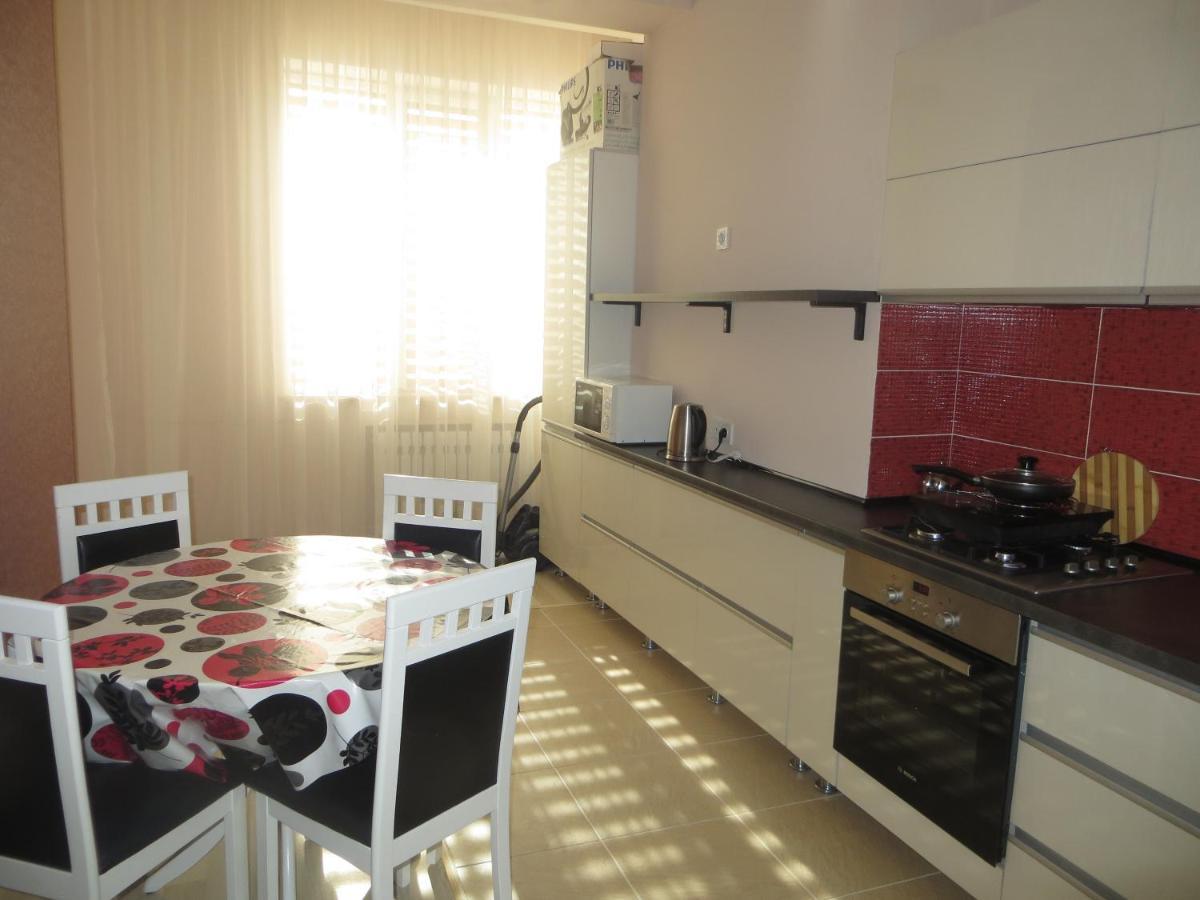 Yellow Apartment In The Center Of Bishkek Exterior foto