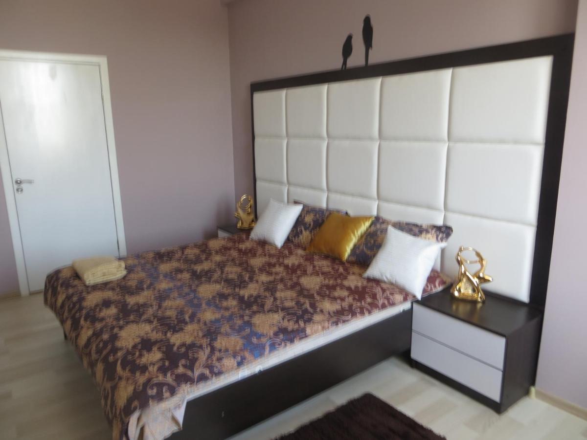 Yellow Apartment In The Center Of Bishkek Exterior foto