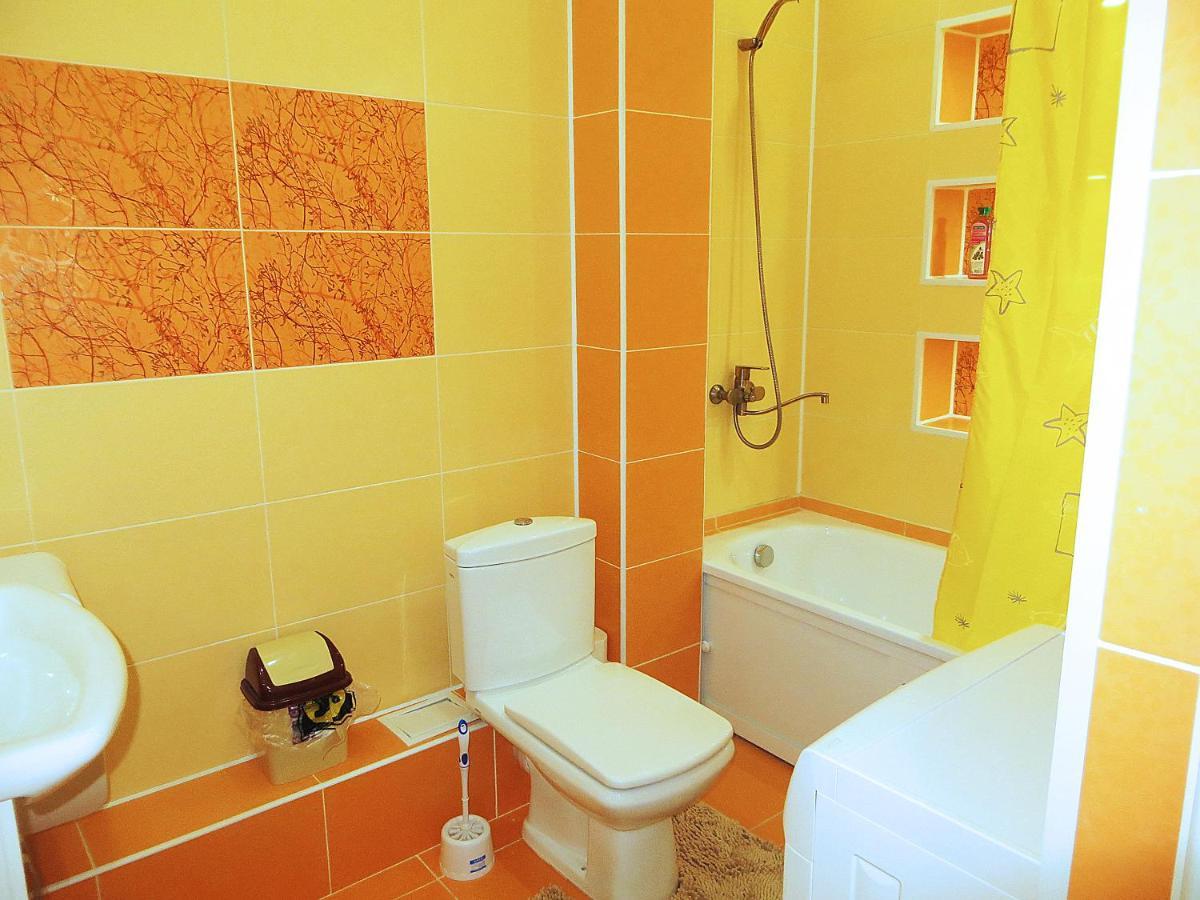 Yellow Apartment In The Center Of Bishkek Exterior foto