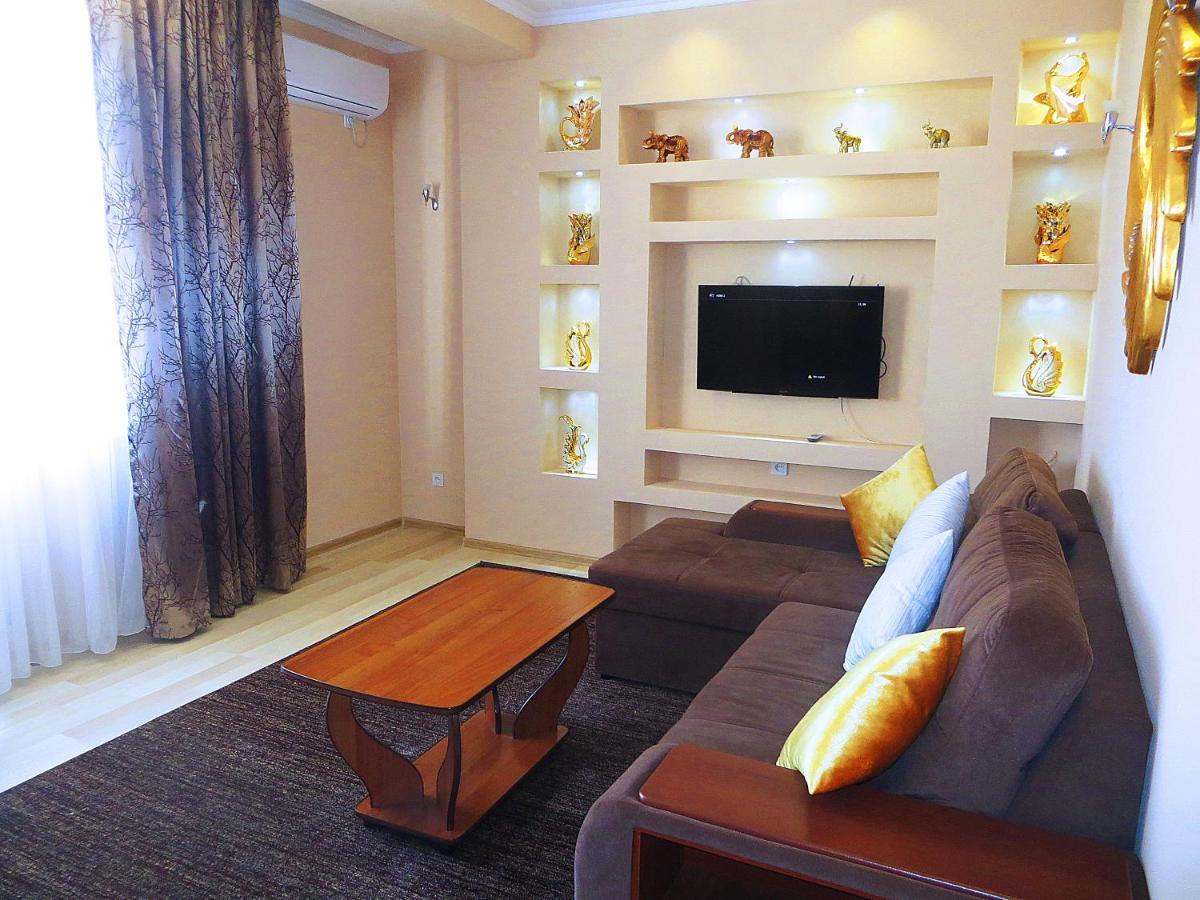 Yellow Apartment In The Center Of Bishkek Exterior foto
