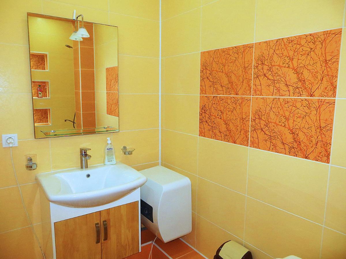 Yellow Apartment In The Center Of Bishkek Exterior foto