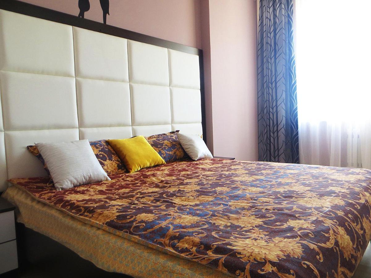 Yellow Apartment In The Center Of Bishkek Exterior foto